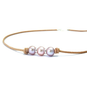 Collier cuir  avec 3 perles de culture roses