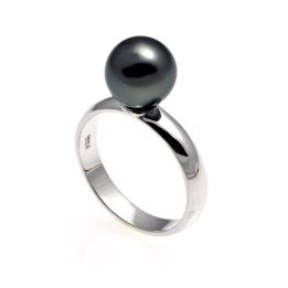 White gold wedding ring with a Tahitian pearl