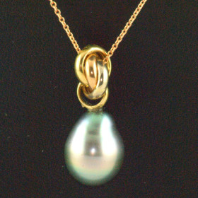 Collier 3 ors 18 carats avec une perle de Tahiti de forme goutte de chez Poemana