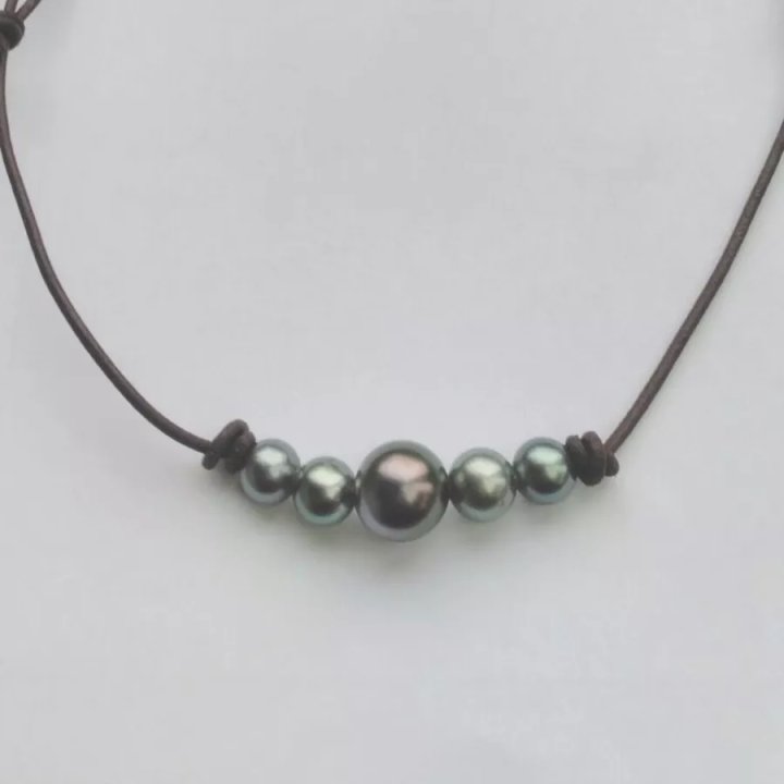 Collana Les Australes in cuoio con cinque perle di Tahiti