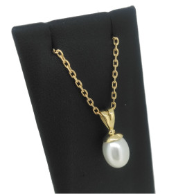 Victoria 18k gold pendant with a drop shaped cultured pearl