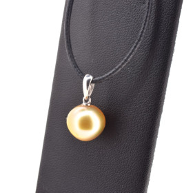 18k white gold pendant with an Australian pearl