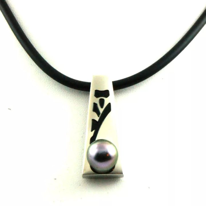 Collar de acero con perla de Tahití redonda