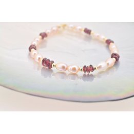 Pulsera Vanessa de oro de 18 quilates con perlas de agua dulce y granates