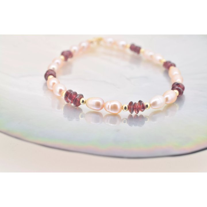 Armband Vanessa aus 18 Karat Gold mit Süßwasserperlen und Granaten