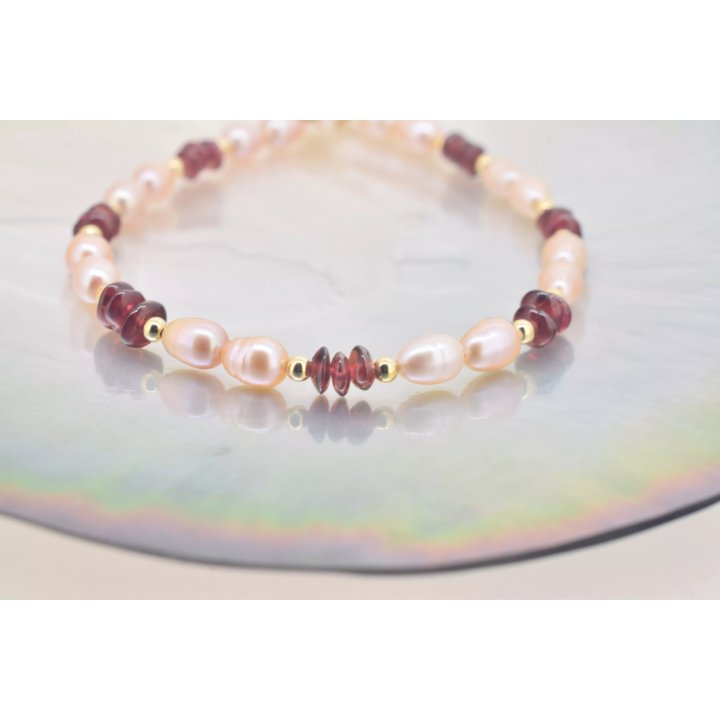 Pulsera Vanessa de oro de 18 quilates con perlas de agua dulce y granates