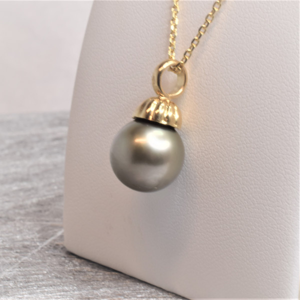 Uratua 18 carats gold pendant with a Tahitian cultured pearl. 