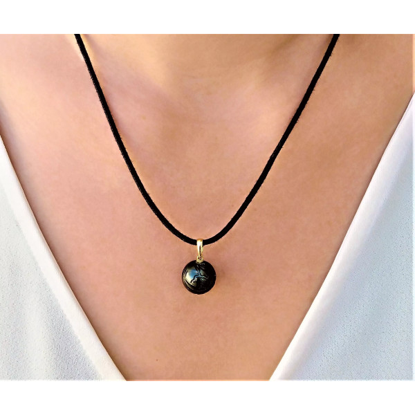 Potini pendant 18k yellow gold engraved pearl 13 mm