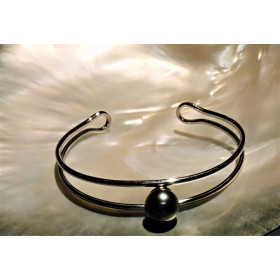 Alexia silver bangle with a Tahitian pearl