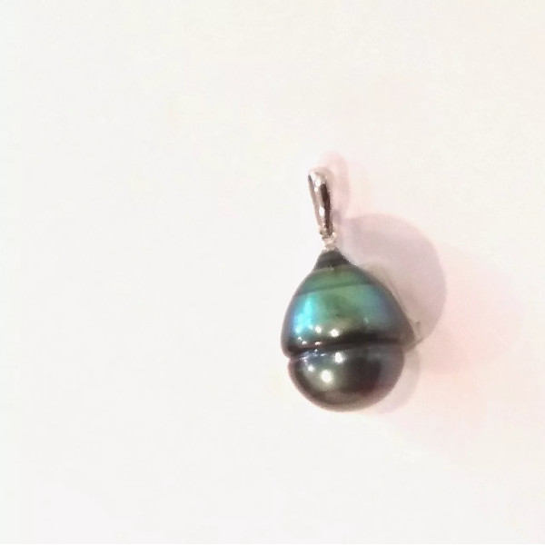 Vaena Tahitian pearl pendant