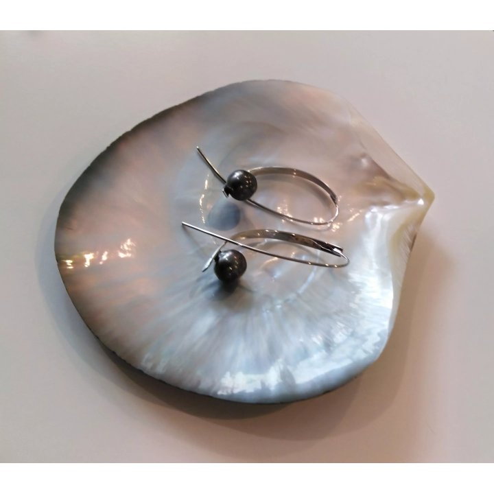 Orecchini a cerchio in argento con perle di Tahiti cerchiate
