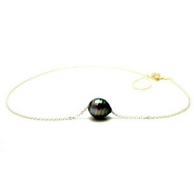 18k gold necklace with a circled Tahitian pearl