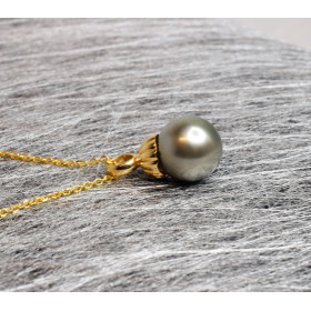 Uratua 18 carats gold pendant with a Tahitian cultured pearl. 