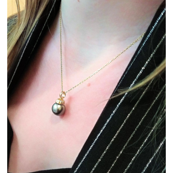 Uratua 18 carats gold pendant with a Tahitian cultured pearl. 