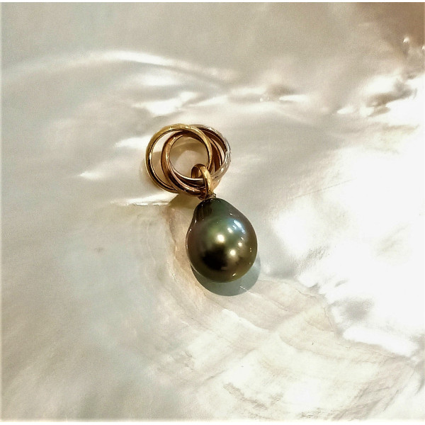 Ninon 3 gold pendant with a pear shaped Tahitian pearl