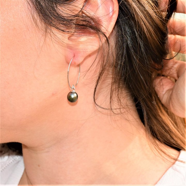 Aros de oro de 18 quilates con perlas de Tahití redondas