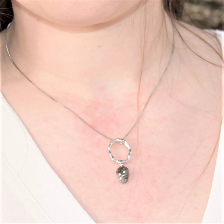 Halskette Luna aus Silber mit Tahiti-Keshi-Perle