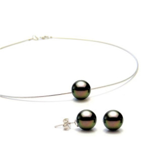 Vatina set of ear studs and necklace