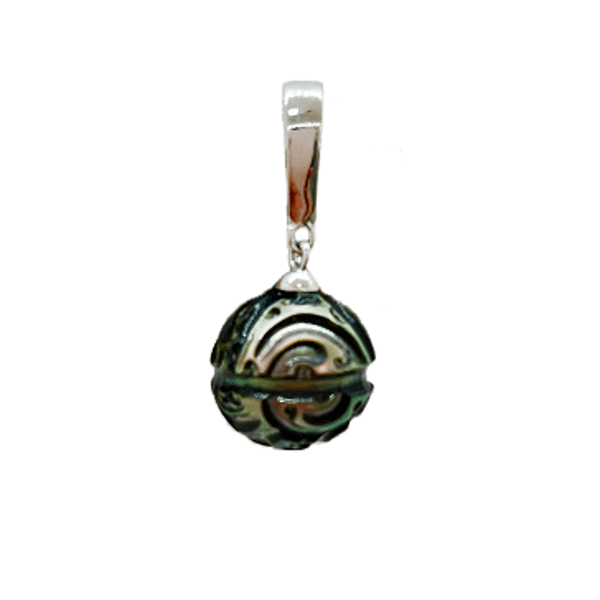 Sterling silver pendant with an engraved Tahitian pearl