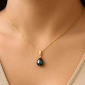 Pendentif Manava, perle de Tahiti poire, monture or jaune 18 k 0,32 g, diamant 0,01 ct.