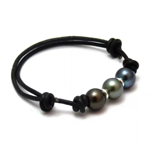 Bracelet mixte en coton ciré noir avec trois perles de Tahiti aux reflets variés et intercalaires en argent.