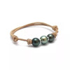 Bracelet cordon havane avec trois perles de culture de Tahiti rondes montées sur coton ciré, modèle mixte.