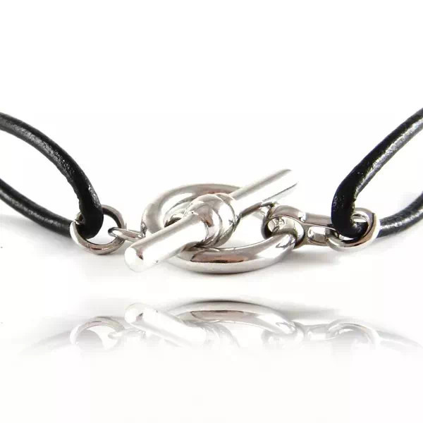 Gros plan sur le fermoir en argent massif type T-bar pour bracelet Gambier Poemana.