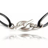 Gros plan sur le fermoir en argent massif type T-bar pour bracelet Gambier Poemana.