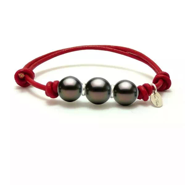 Bracelet Gambier en coton ciré rouge avec trois perles de culture de Tahiti rondes montées sur anneaux en argent.