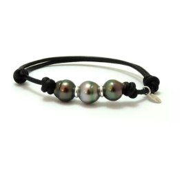 Bracelet coton noir avec trois perles de Tahiti cerclées et intercalaires en argent.
