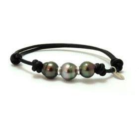 Bracelet coton noir avec trois perles de Tahiti cerclées et intercalaires en argent.