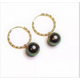 Paire de créoles Joyce en or jaune 18K ciselé, ornées de perles rondes de Tahiti à reflets sombres.