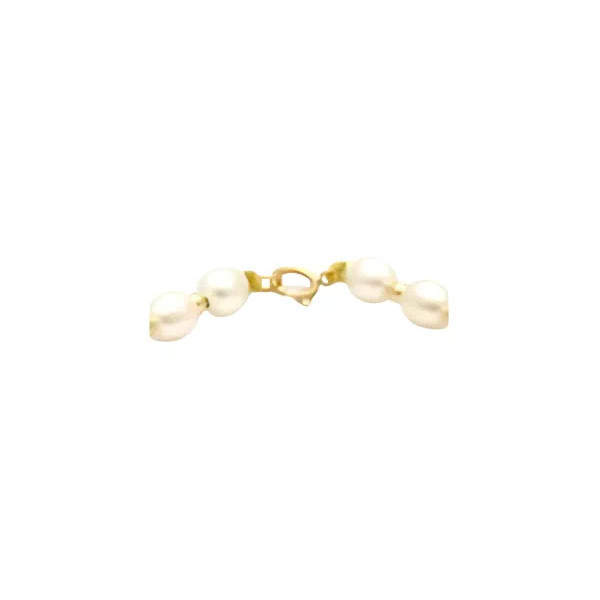 Détail du fermoir ressort en or jaune 18K du bracelet Anaïs – entre deux perles de culture blanches ovales