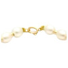 Détail du fermoir ressort en or jaune 18K du bracelet Anaïs – entre deux perles de culture blanches ovales