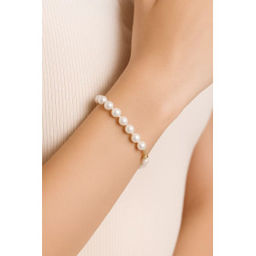 Aurore bracelet worn on the wrist – white cultured pearls with a subtle 18K yellow gold clasp