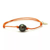 Bracelet orange vif en coton ciré avec perle noire de Tahiti cerclée, bijou mixte et tendance