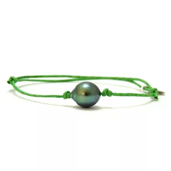 Bracelet vert en fil de coton tressé avec perle noire de Tahiti cerclée, élégant et coloré