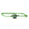 Bracelet vert en fil de coton tressé avec perle noire de Tahiti cerclée, élégant et coloré