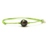 Bracelet en coton vert clair orné d’une perle noire de Tahiti à cercles visibles, monture fine