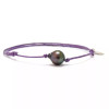 Bracelet en coton violet avec perle de Tahiti cerclée, monté à la main dans l'atelier Poemana