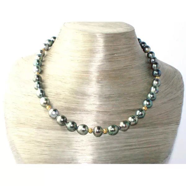 Collier Eléa porté, perles de Tahiti cerclées 10–11 mm avec billes en or jaune 18 carats, rendu porté élégant autour du cou