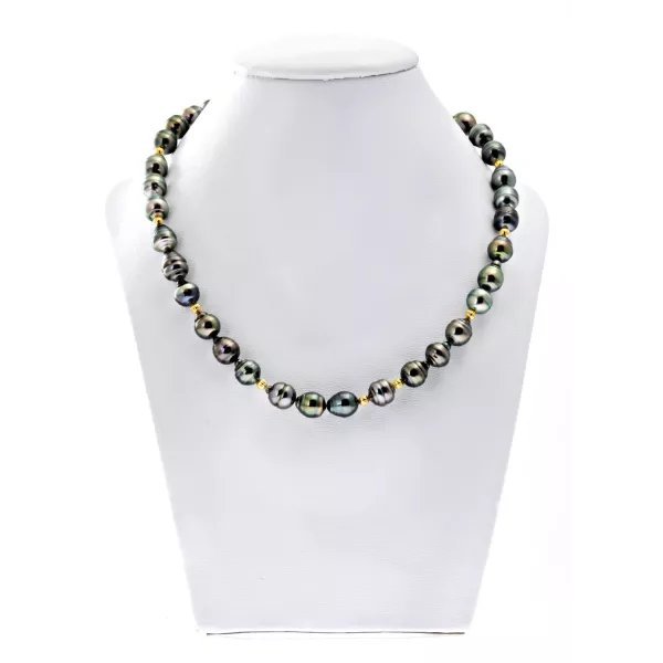 Collier Eléa en perles de Tahiti cerclées 10–11 mm et billes en or jaune 18 carats, présenté sur buste blanc, longueur 45 cm