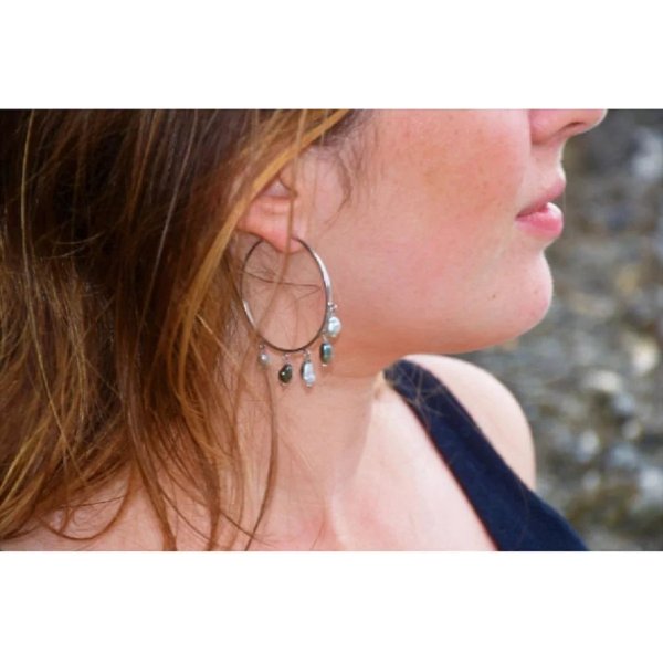 Boucles d’oreilles créoles Pia en argent 925 rhodié et perles keshi de Tahiti portées, vue de profil