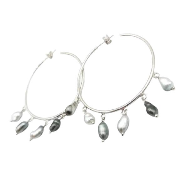 Créoles Pia en argent 925 rhodié avec cinq perles keshi de Tahiti par boucle, vues de face sur fond blanc
