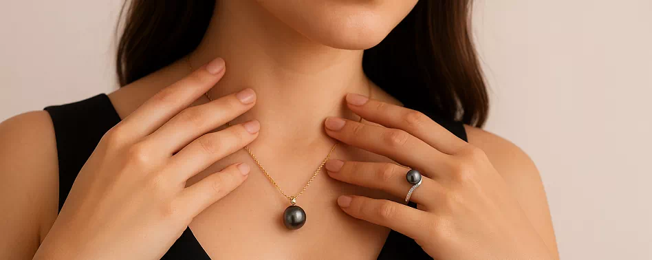 Pendentif et bague en perles de Tahiti portés